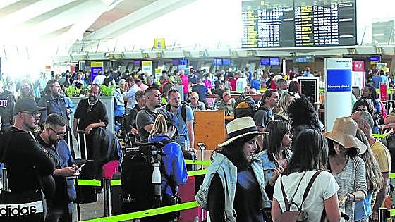 El aeropuerto de Bilbao operará 59 rutas en el punto álgido del verano, cinco menos que en 2023