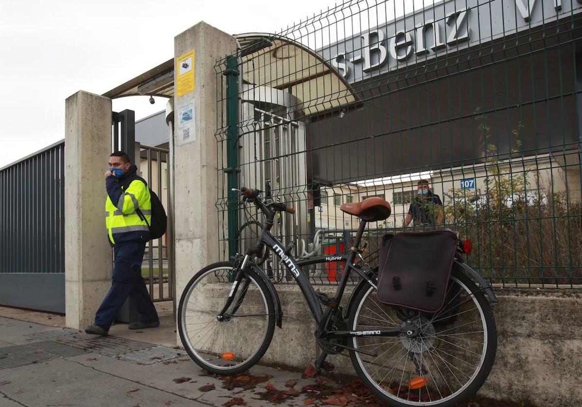 Una de las medidas es la prohibición de aparcar bicis, motos y patines encima de la acera.