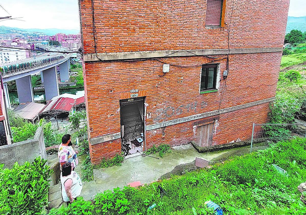 Alfonso y Mari Mar delante del edificio, sin accesos traseros, que permanece cerrado desde 2020.