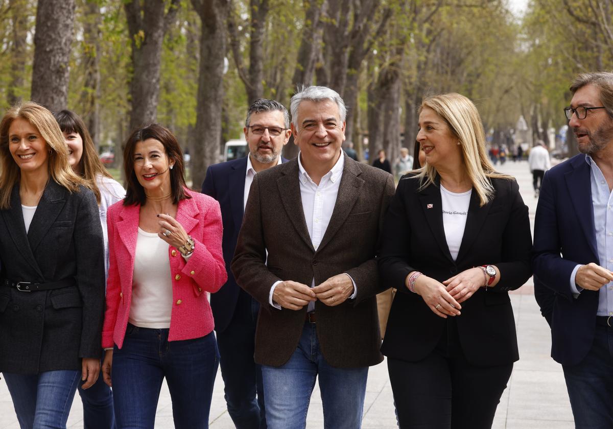 De Andrés ha comparecido ante los medios este lunes en el parque del Prado junto a los primeros puestos de la plancha que encabeza.