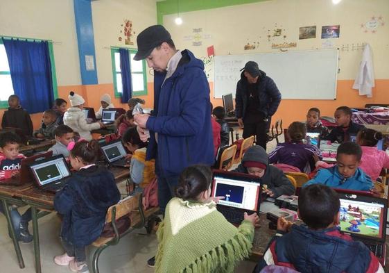 Menores en Er Rachidia con los ordenadores enviados desde Barakaldo en 2022.