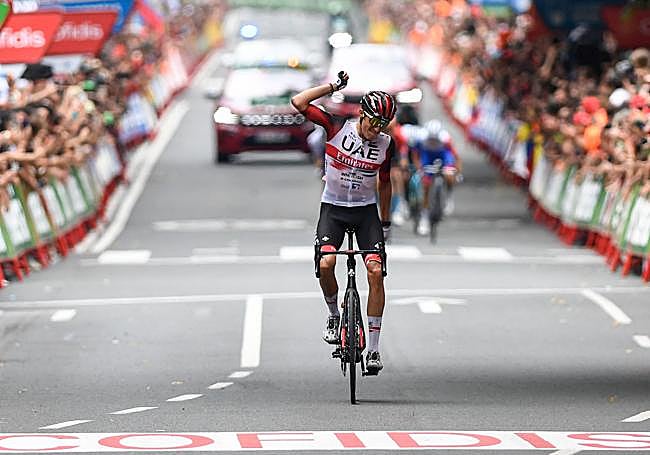 Marc Soler cruza la meta en 2022 en el mismo lugar en el que está instalada en esta ocasión.