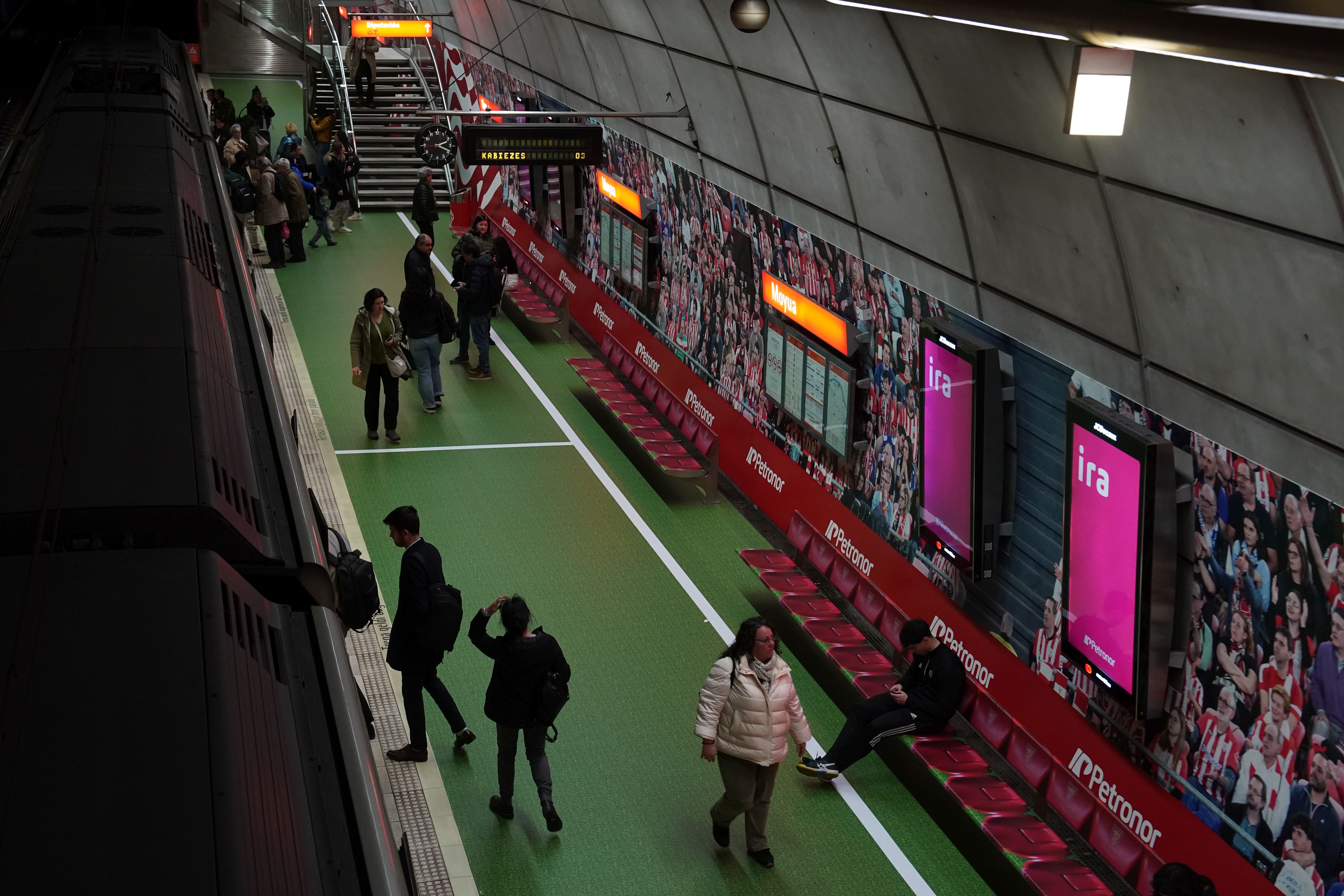 La estación de metro de Moyua, una réplica de San Mamés