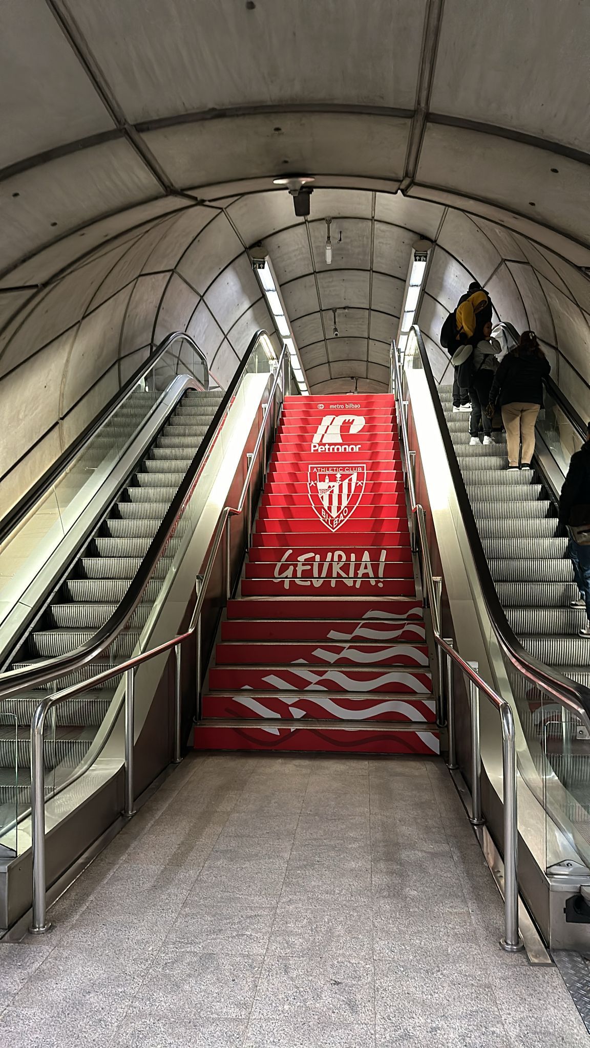 La estación de metro de Moyua, una réplica de San Mamés