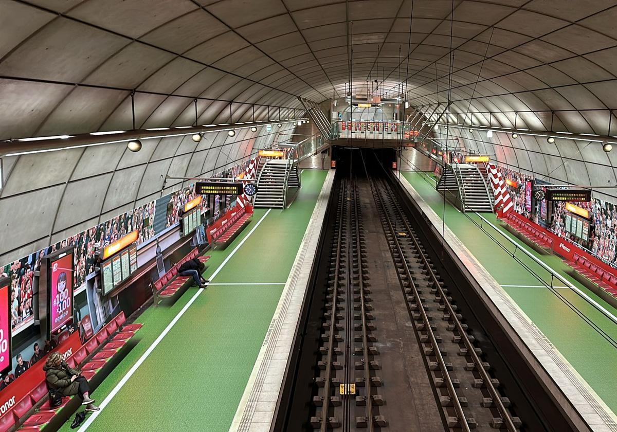 La estación de metro de Moyua, una réplica de San Mamés