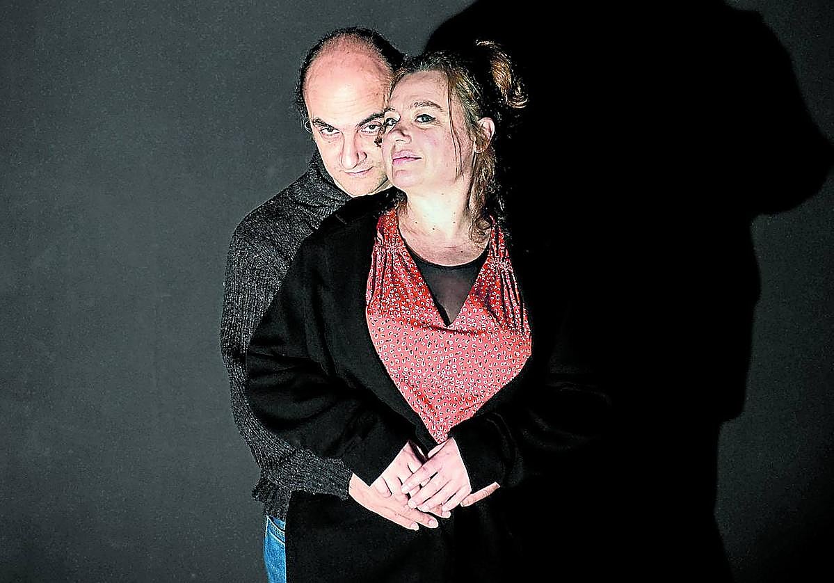 Ángel Mirou y Bea Insa posan en La Fundición, donde han representado varios espectáculos.