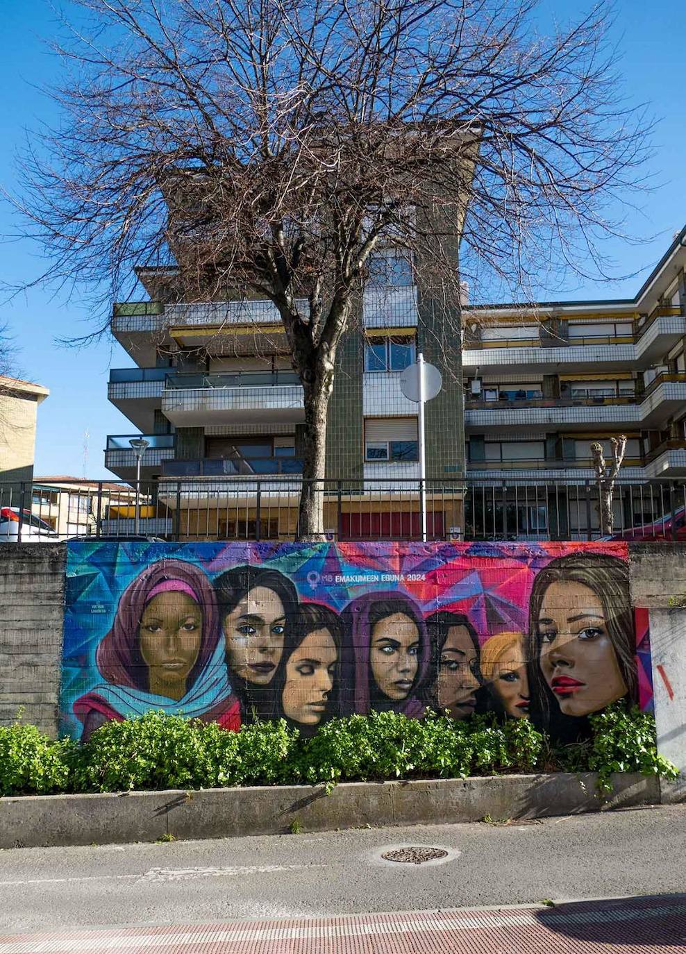 El nuevo mural que conmemora el 8M en Gorliz.