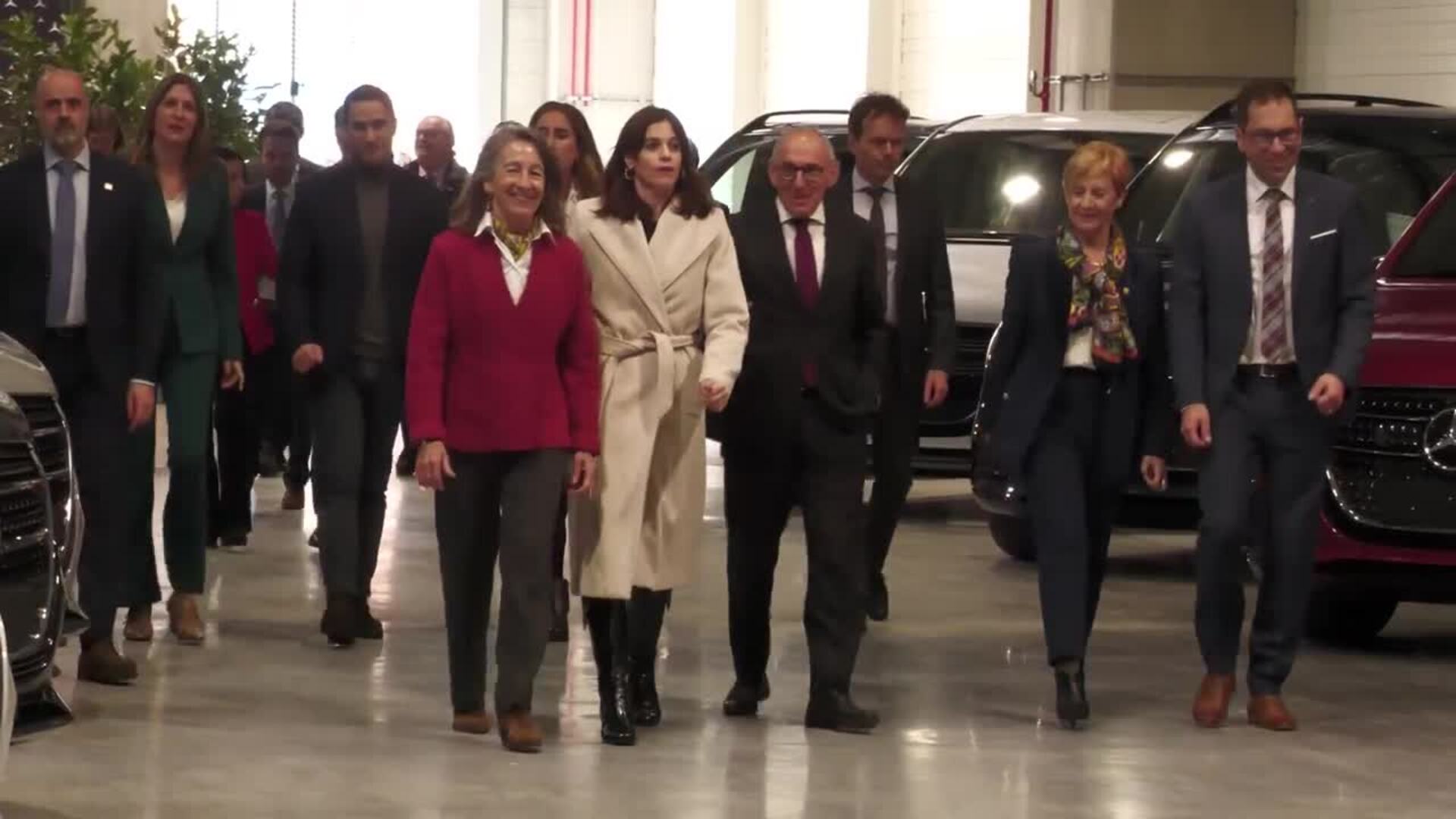 Visita de Pedro Sánchez e Iñigo Urkullu a la fábrica de Mercedes de ...