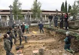 Miembros de la Sociedad Científica Aranzadi han realizado trabajos de excavación en el cementerio de Amorebieta
