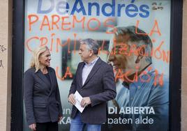 Esther Martínez y Javier de Andrés, frente a la sede vandalizada de Bilbao.