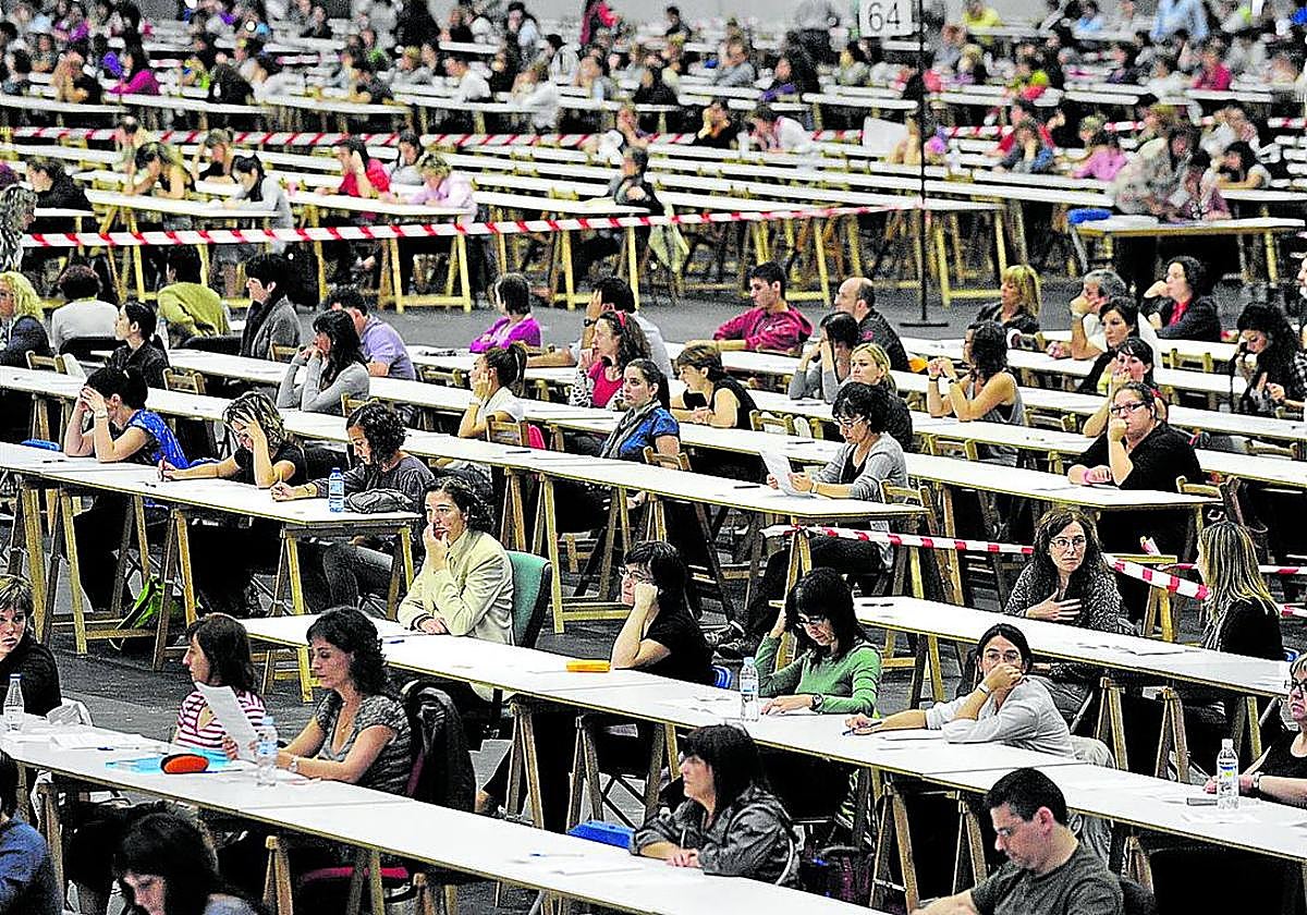 Las oposiciones convocadas no son suficientes para rebajar la elevada interinidad en el sector público vasco.