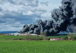 Imagen de la columna de humo que salía de las instalaciones de la granja.