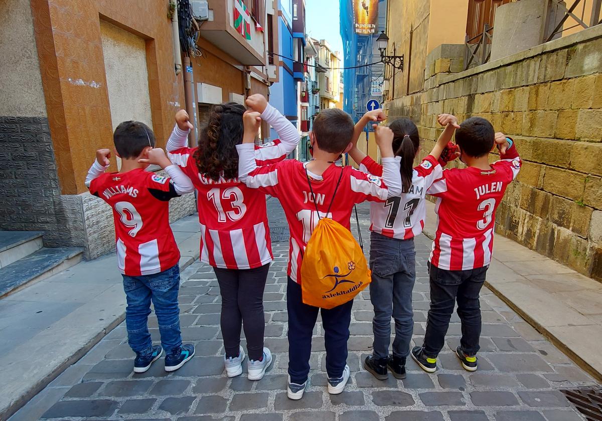 Una cuadrilla de niños anima al Athletic en la anterior final de la Copa.