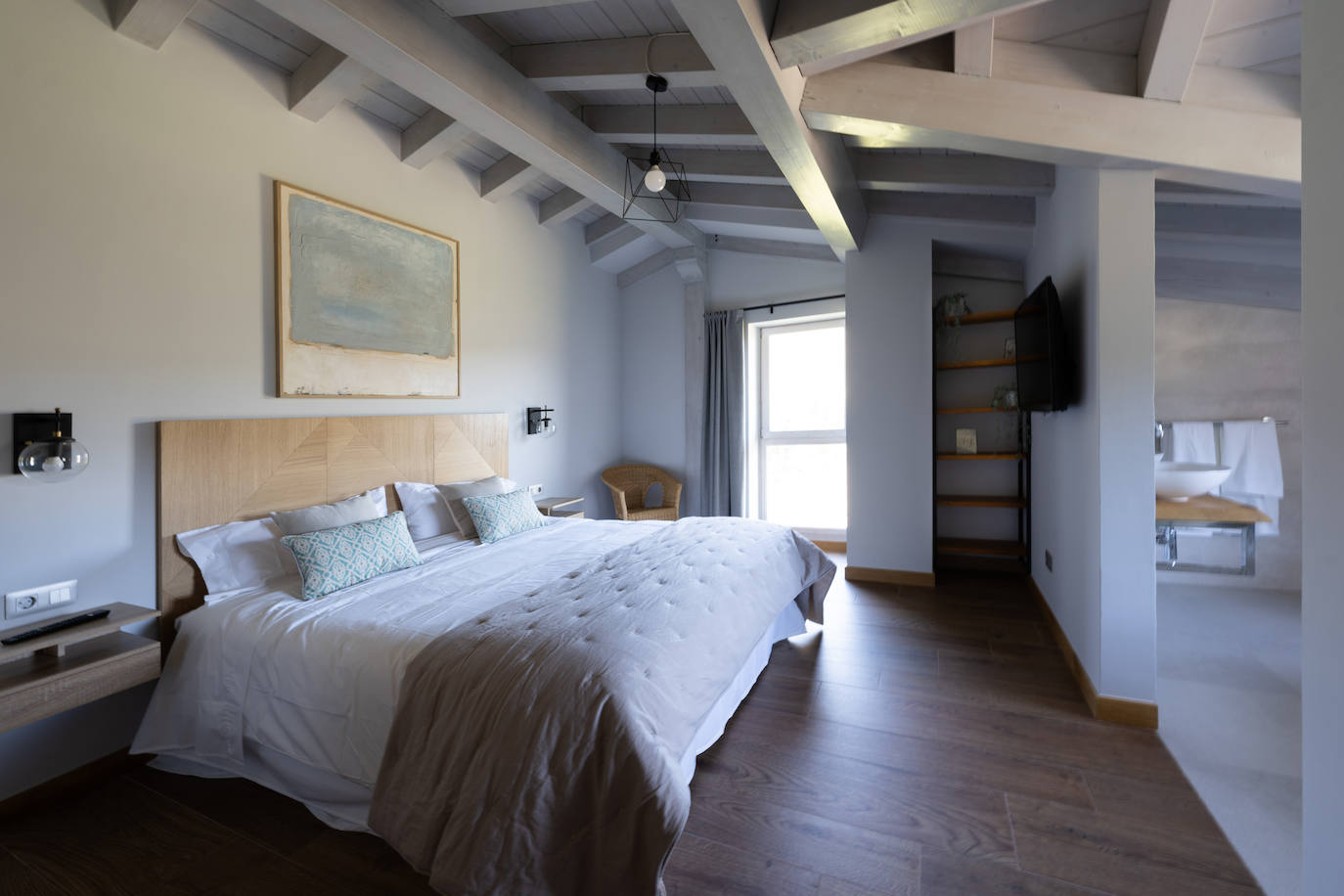 Una pareja convierte una vivienda de 300 años en una casa rural de cuento con vistas al Gorbea