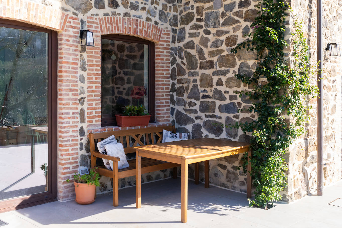 Una pareja convierte una vivienda de 300 años en una casa rural de cuento con vistas al Gorbea