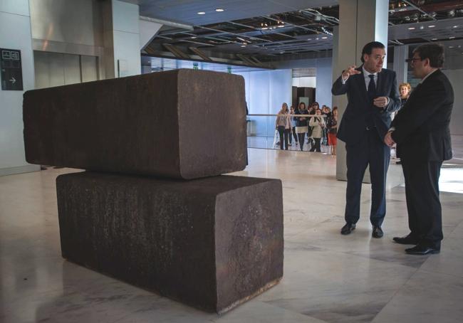 Miguel Zugaza, director del Bellas Artes, y el alcalde Juan Mari Aburto delante de la obra 'Bilbao' de Richard Serra en 2018.