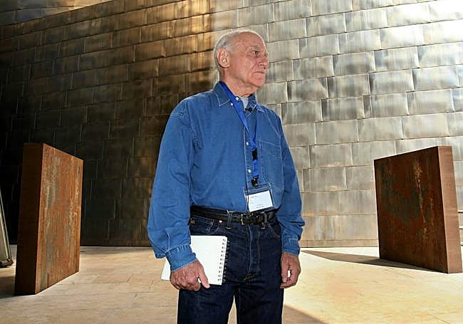 Colocación de la escultura de Richard Serra en el Guggenheim en.