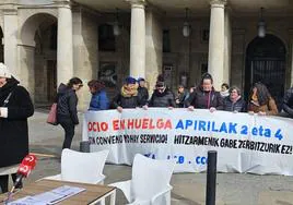 Concentración frente al Ayuntamiento de Vitoria de profesionales del sector para denunciar que siguen sin convenio.