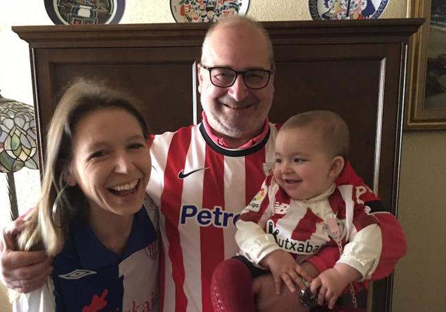 Luis Lazpita, su hija Teresa y su nieta posan sonriendo y vestidos del Athletic.