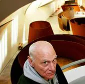 Richard Serra, junto a su escultura permanente en el Guggenheim.