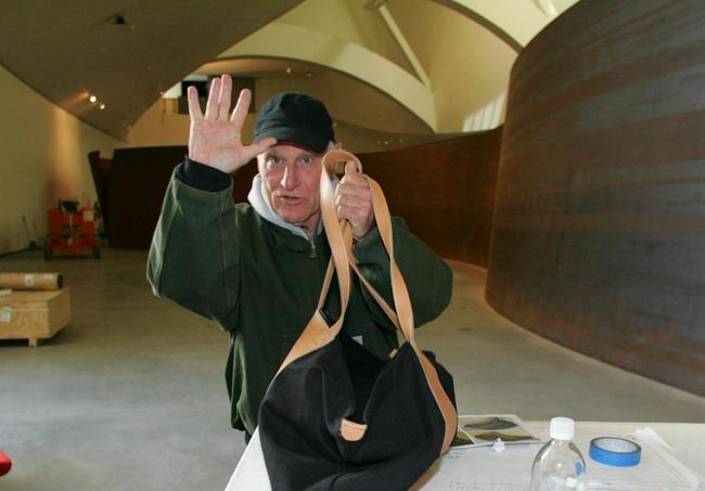 Richard Serra durante la instalación de 'La materia del tiempo'.