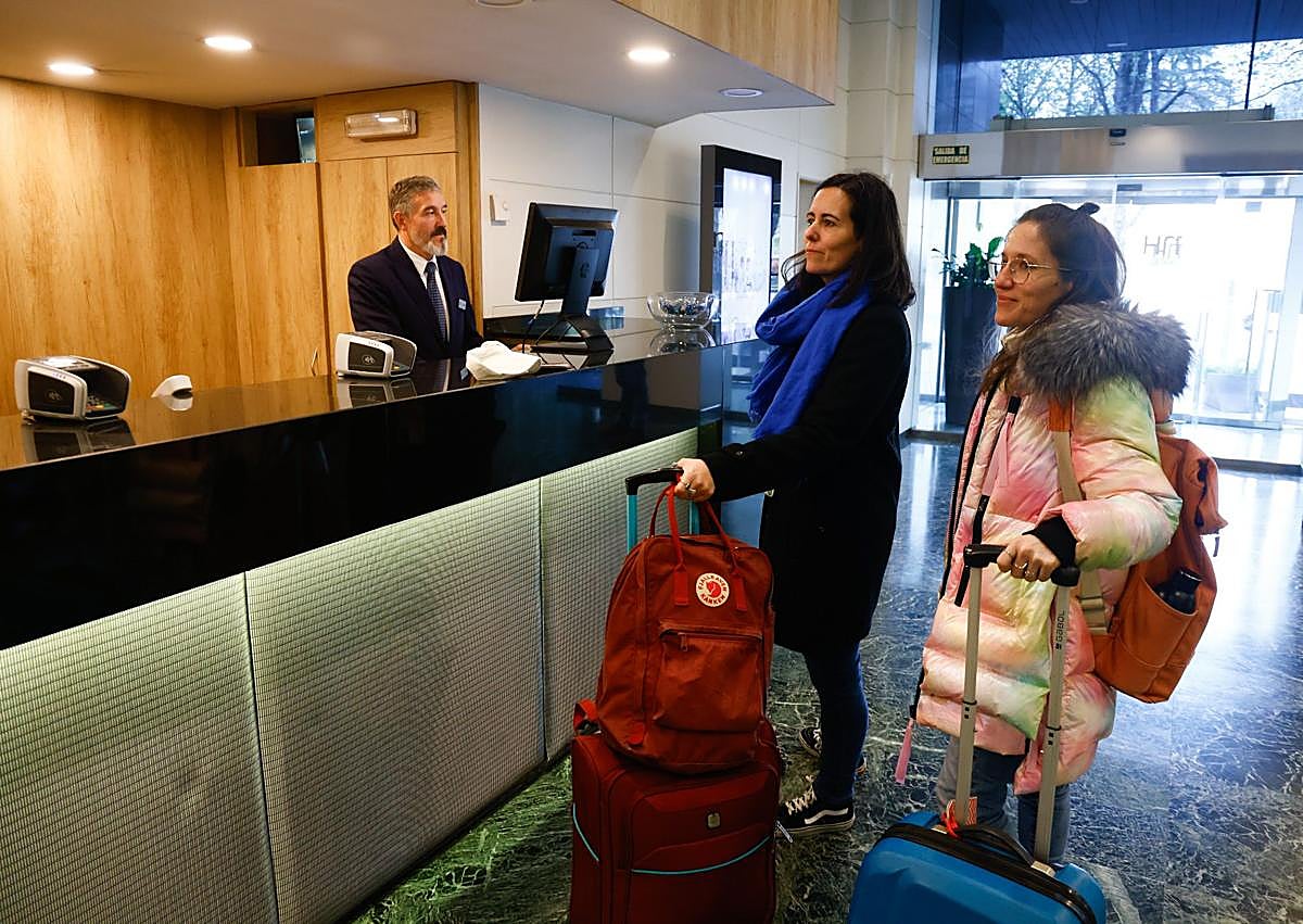 Imagen secundaria 1 - Vitoria apasiona cada vez más a los turistas