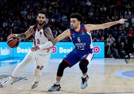 Howard desborda con el bote a Elijah Bryant en el partido de Estambul.