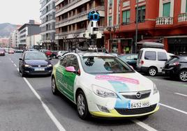 Un vehículo de Google Maps toma imágenes de las calles de Bilbao para su servicio digital.