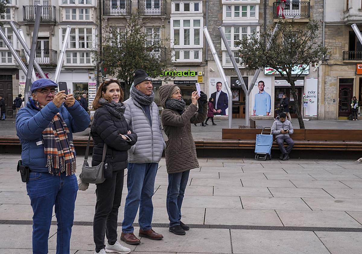 Imagen principal - Vitoria apasiona cada vez más a los turistas