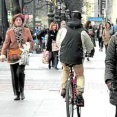 La multa por circular en bicicleta por la acera y zonas peatonales es de 200 euros.