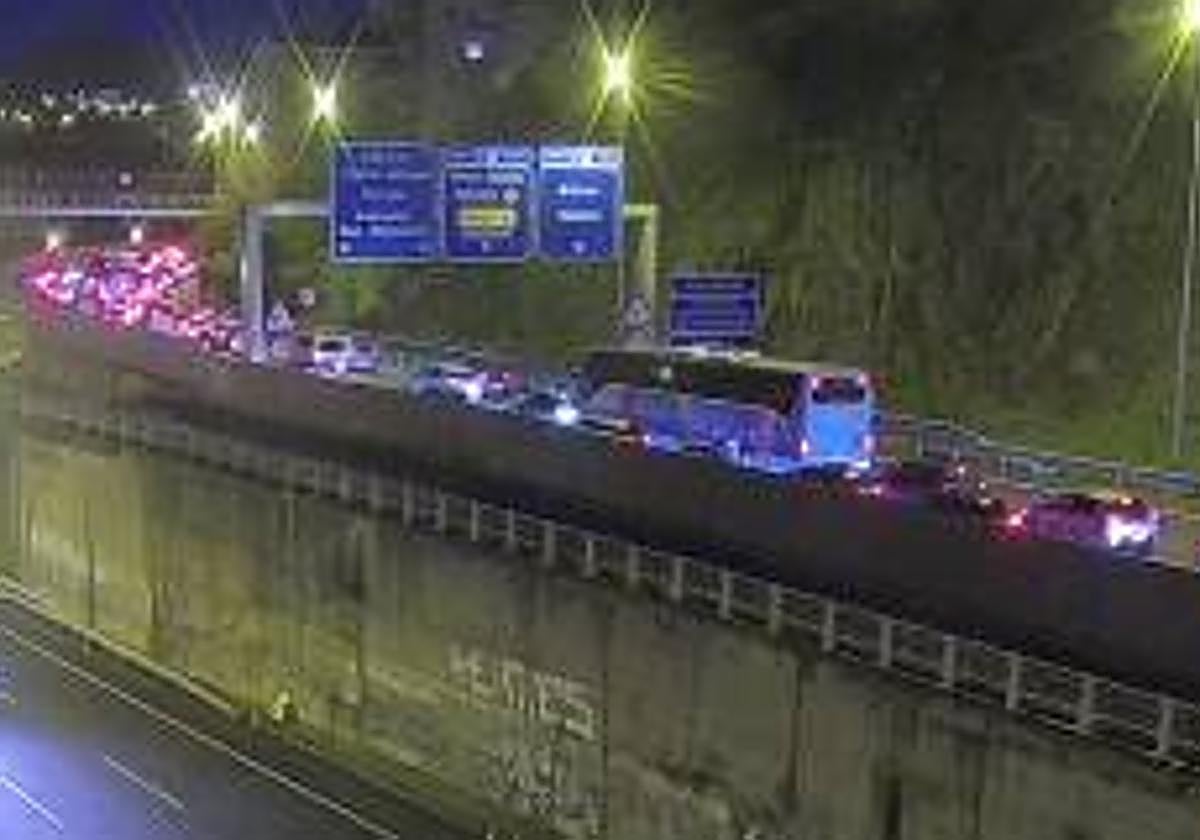 Solucionadas las retenciones en la A-8 en Rekalde por un accidente entre dos vehículos en dirección San Sebastián