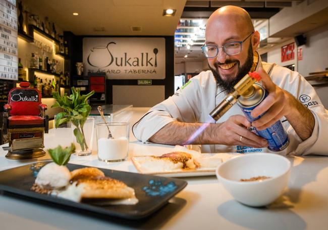 Luis Ángel Plágaro tuesta la capa de azúcar de su torrija en el Sukalki vitoriano.