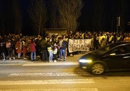 Tras el atropello, decenas de personas se concentraron en el lugar para exigir medidas de seguridad.