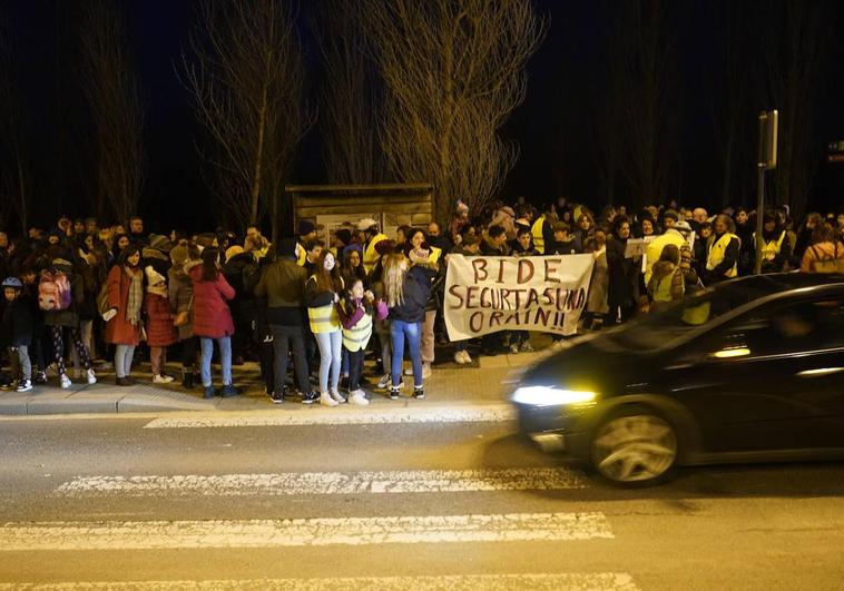 Tras el atropello, decenas de personas se concentraron en el lugar para exigir medidas de seguridad.