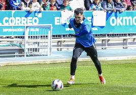 Álex Sola pone un centro durante el entrenamiento de ayer.