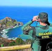 Miembros del equipo 'Pegaso' de la Guardia Civil vigilan San Juan de Gaztelugatxe, donde en los últimos tiempos ya han impuesto una multa.