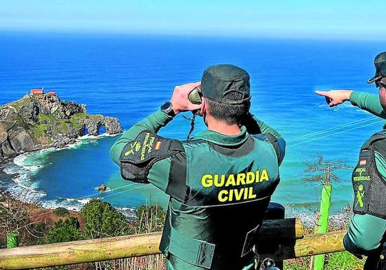 Miembros del equipo 'Pegaso' de la Guardia Civil vigilan San Juan de Gaztelugatxe, donde en los últimos tiempos ya han impuesto una multa.