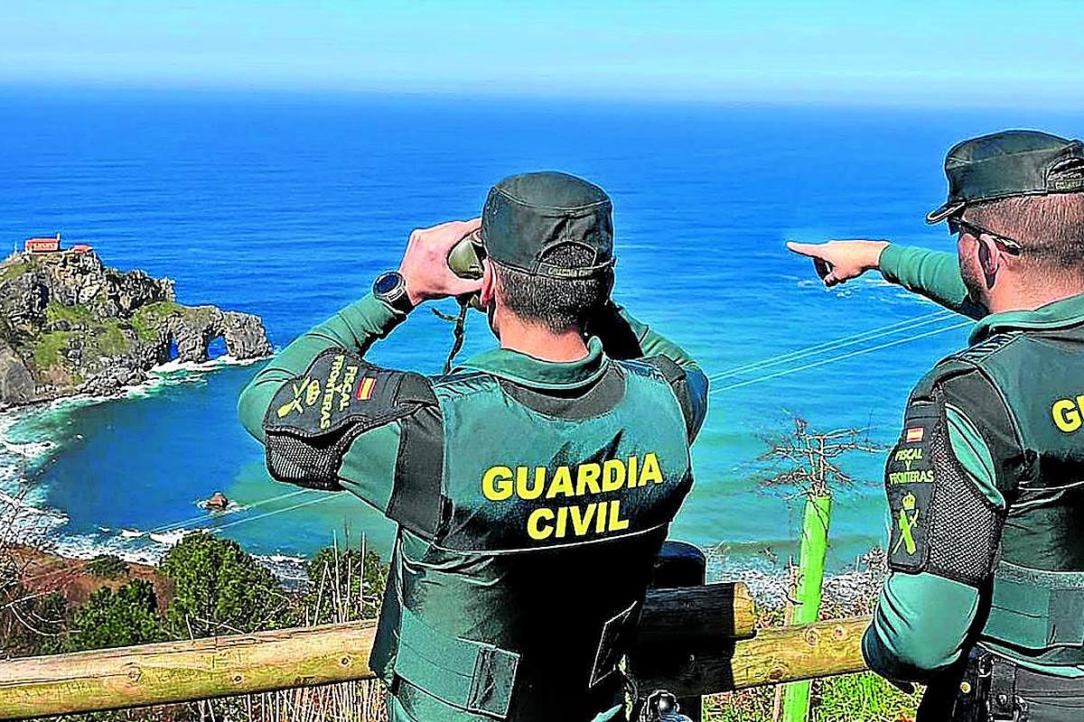 Miembros del equipo 'Pegaso' de la Guardia Civil vigilan San Juan de Gaztelugatxe, donde en los últimos tiempos ya han impuesto una multa.