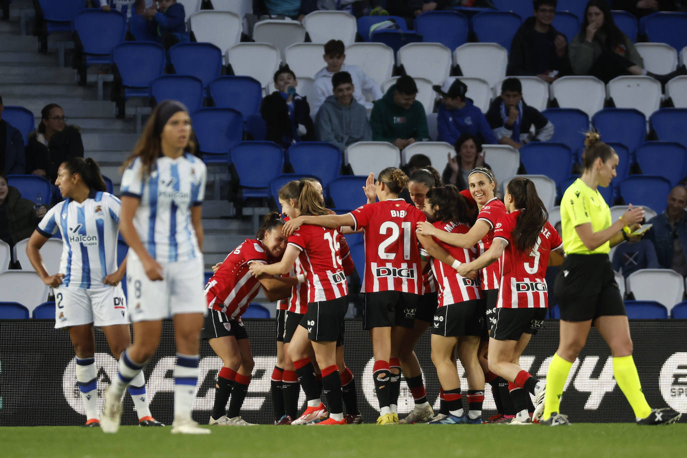 Las jugadoras del Athletic celebran el gol frente a la Real.