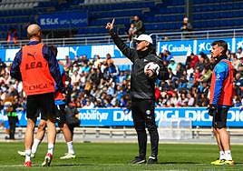 Luis García dirige a sus jugadores durante el entrenamiento abierto del jueves.