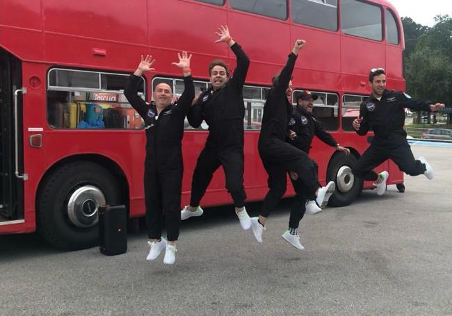 'Mutato', José, 'Txutxi' y David posan felices frente a su autobús inglés.