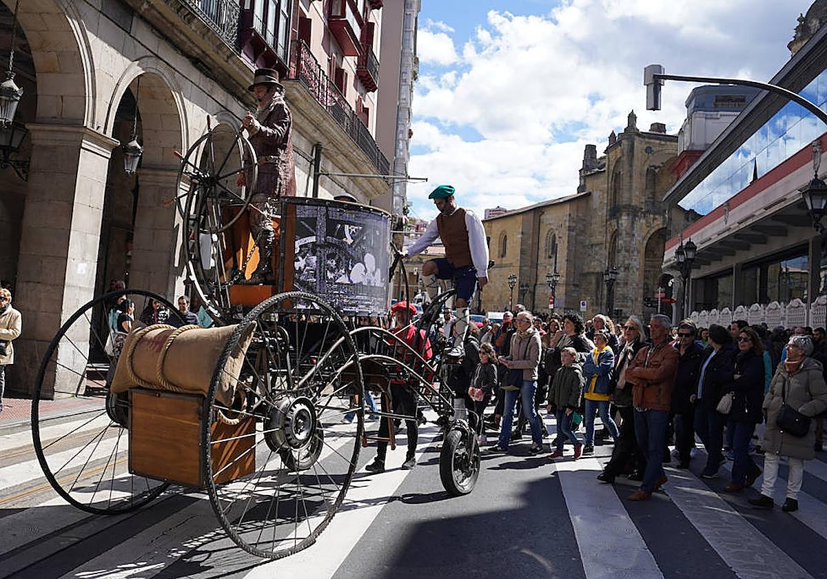 Un divertido recorrido teatralizado cuenta la historia del Casco Viejo con mucho humor.
