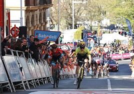 El paso de la Itzulia por Santurtzi el año pasado.
