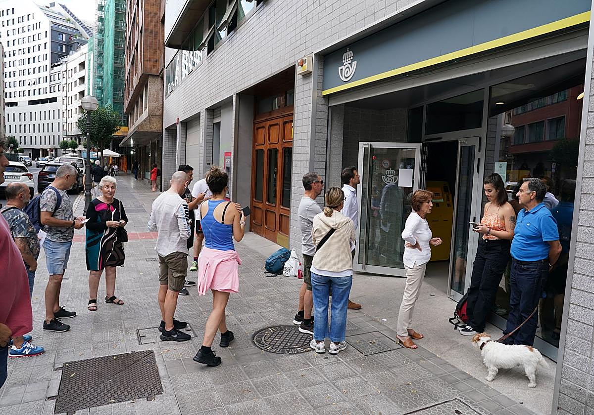 Una oficina de Correos con colas para solicitar el voto.