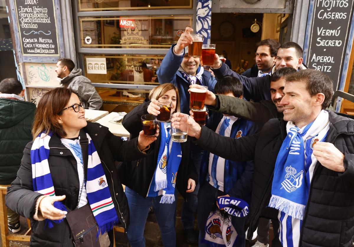 El hermanamiento entre las aficiones de Alavés y Real Sociedad, en imágenes