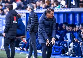 Luis García se queja durante el derbi.