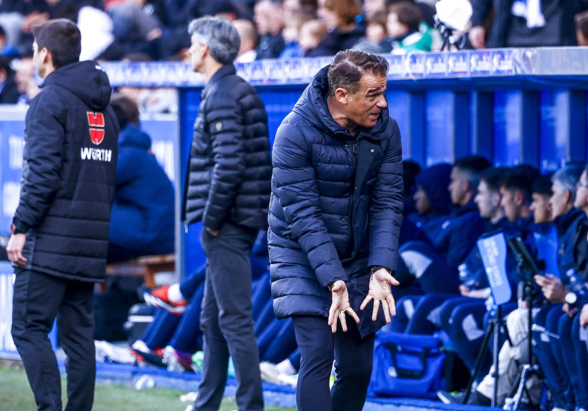 Luis García se queja durante el derbi.