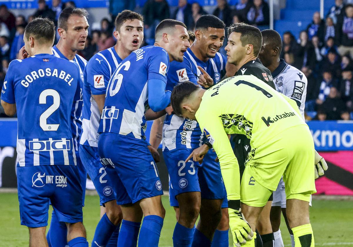 Los alavesistas exponen sus quejas al árbitro del encuentro, el mismo del ascenso en Valencia.