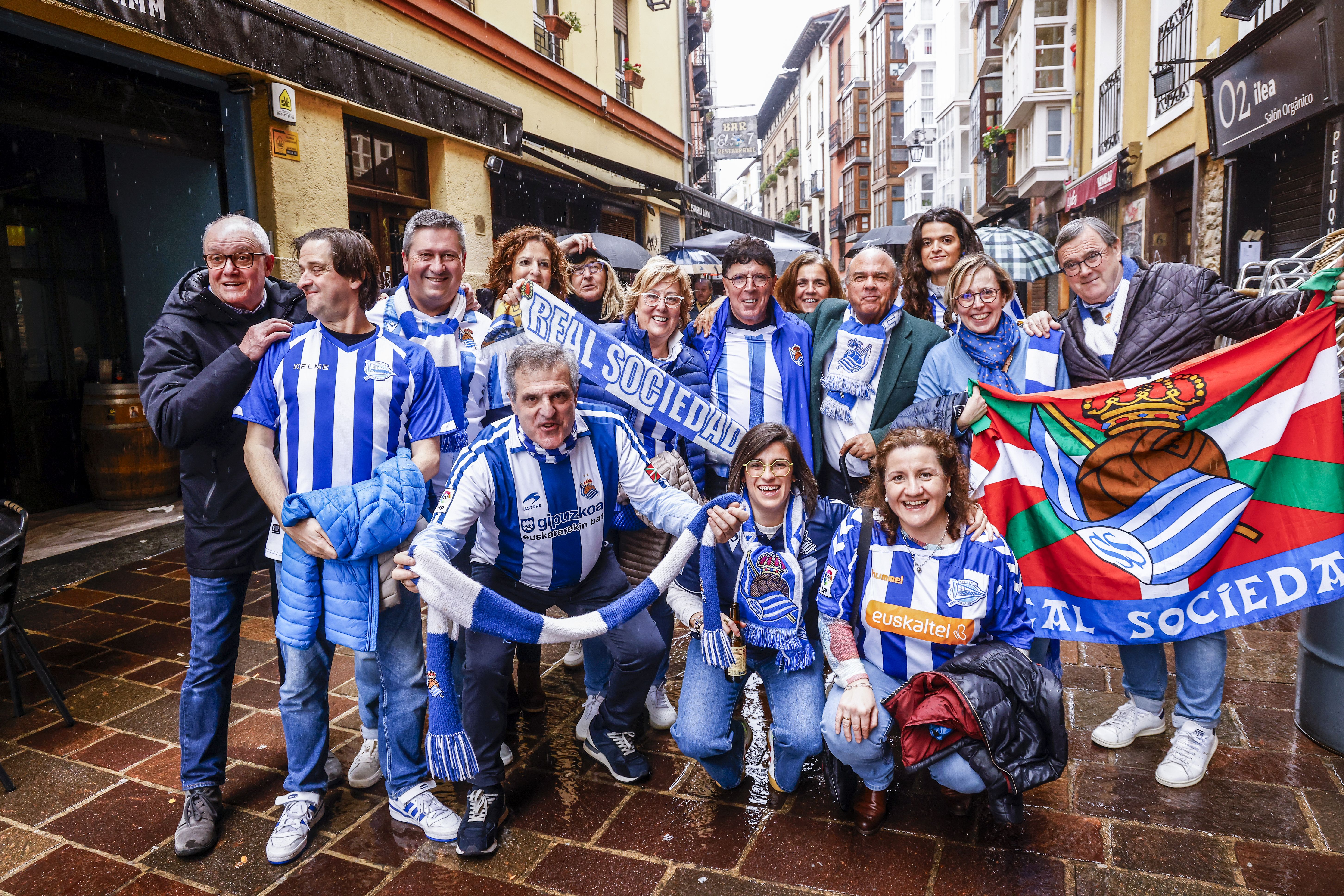 El hermanamiento entre las aficiones de Alavés y Real Sociedad, en imágenes