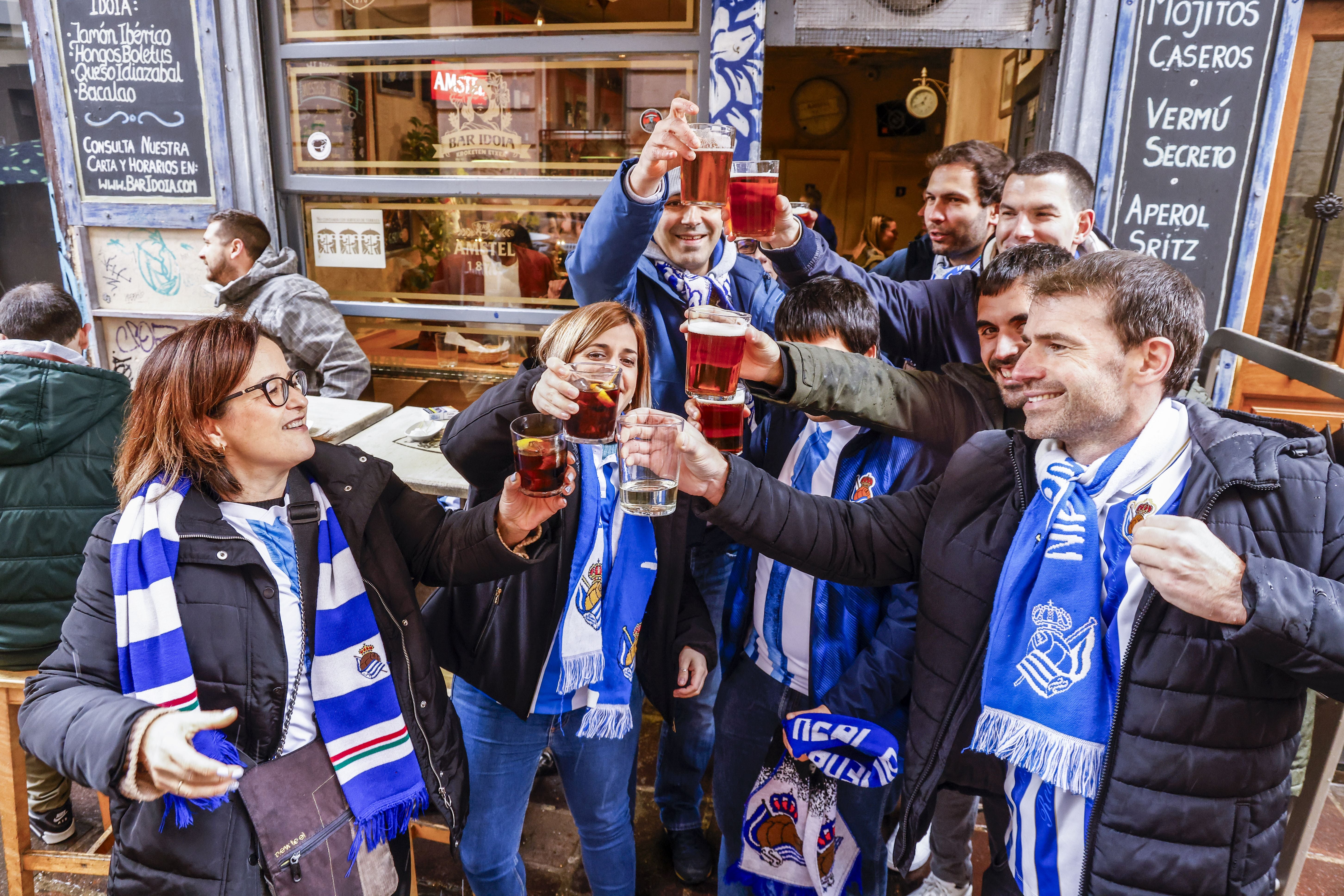 El hermanamiento entre las aficiones de Alavés y Real Sociedad, en imágenes